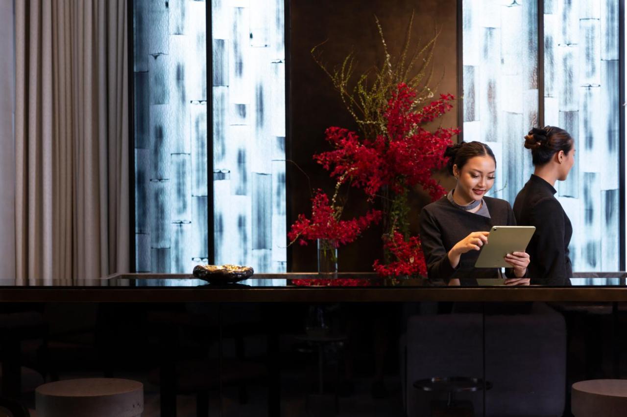 Ascott Thonglor Bangkok Otel Dış mekan fotoğraf Concierge at The Landmark, Hong Kong