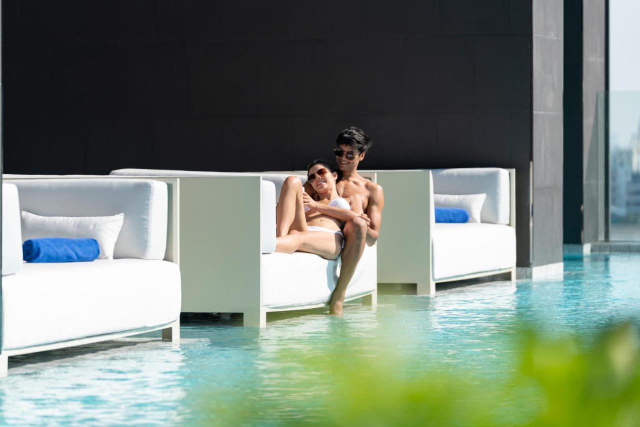 Ascott Thonglor Bangkok Otel Dış mekan fotoğraf The swimming pool at the hotel