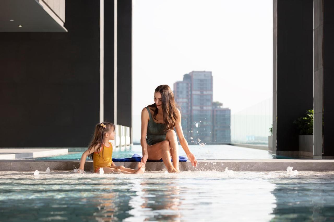Ascott Thonglor Bangkok Otel Dış mekan fotoğraf The swimming pool at the 1018