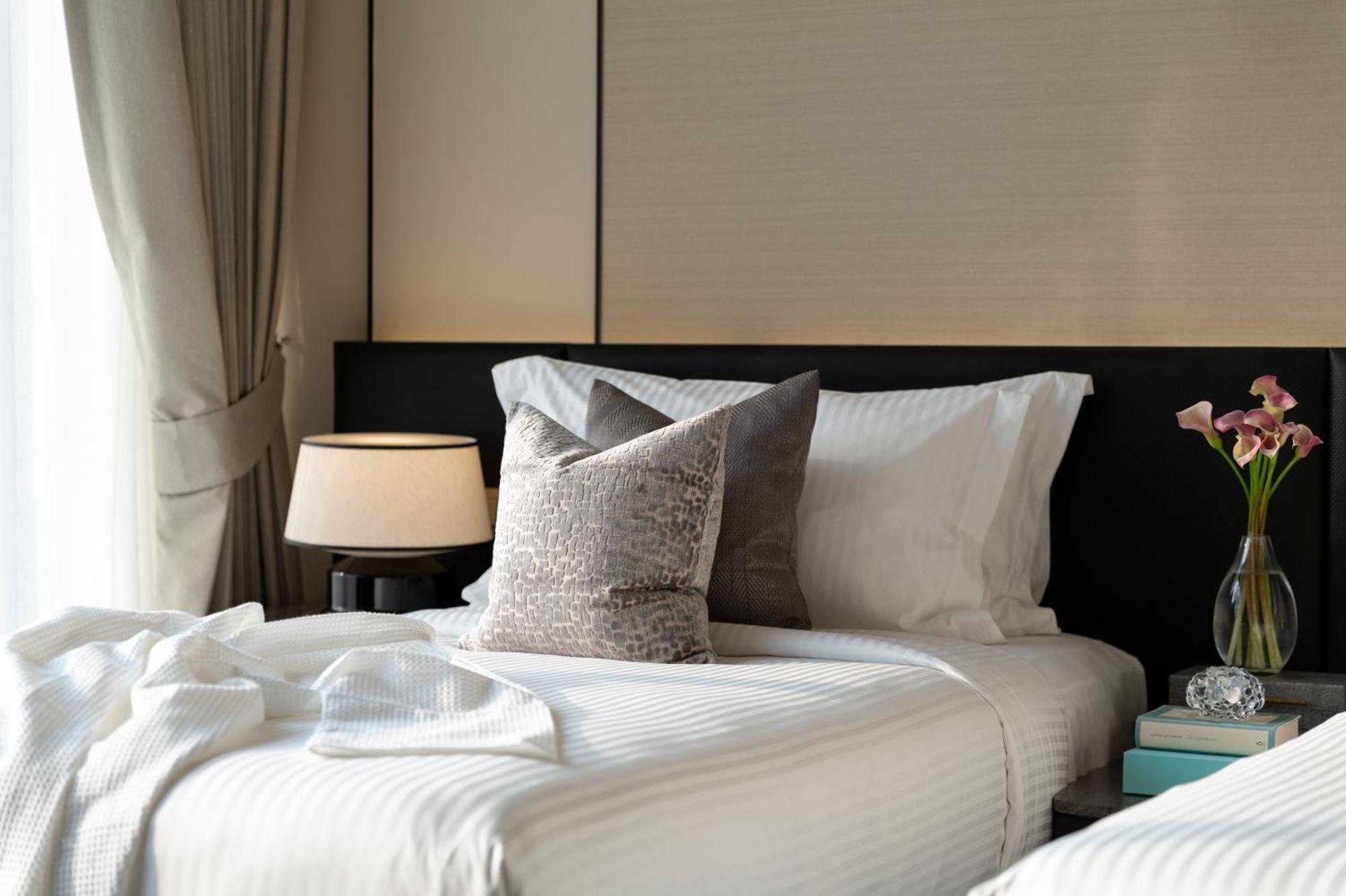 Ascott Thonglor Bangkok Otel Dış mekan fotoğraf A bed with a throw pillow