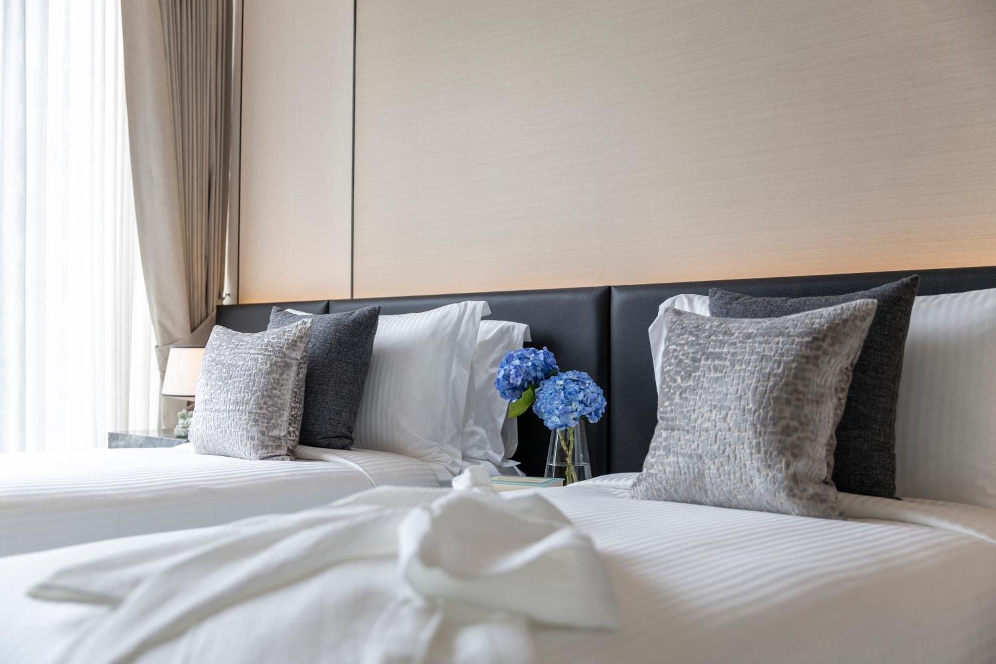 Ascott Thonglor Bangkok Otel Dış mekan fotoğraf A bed with pillows
