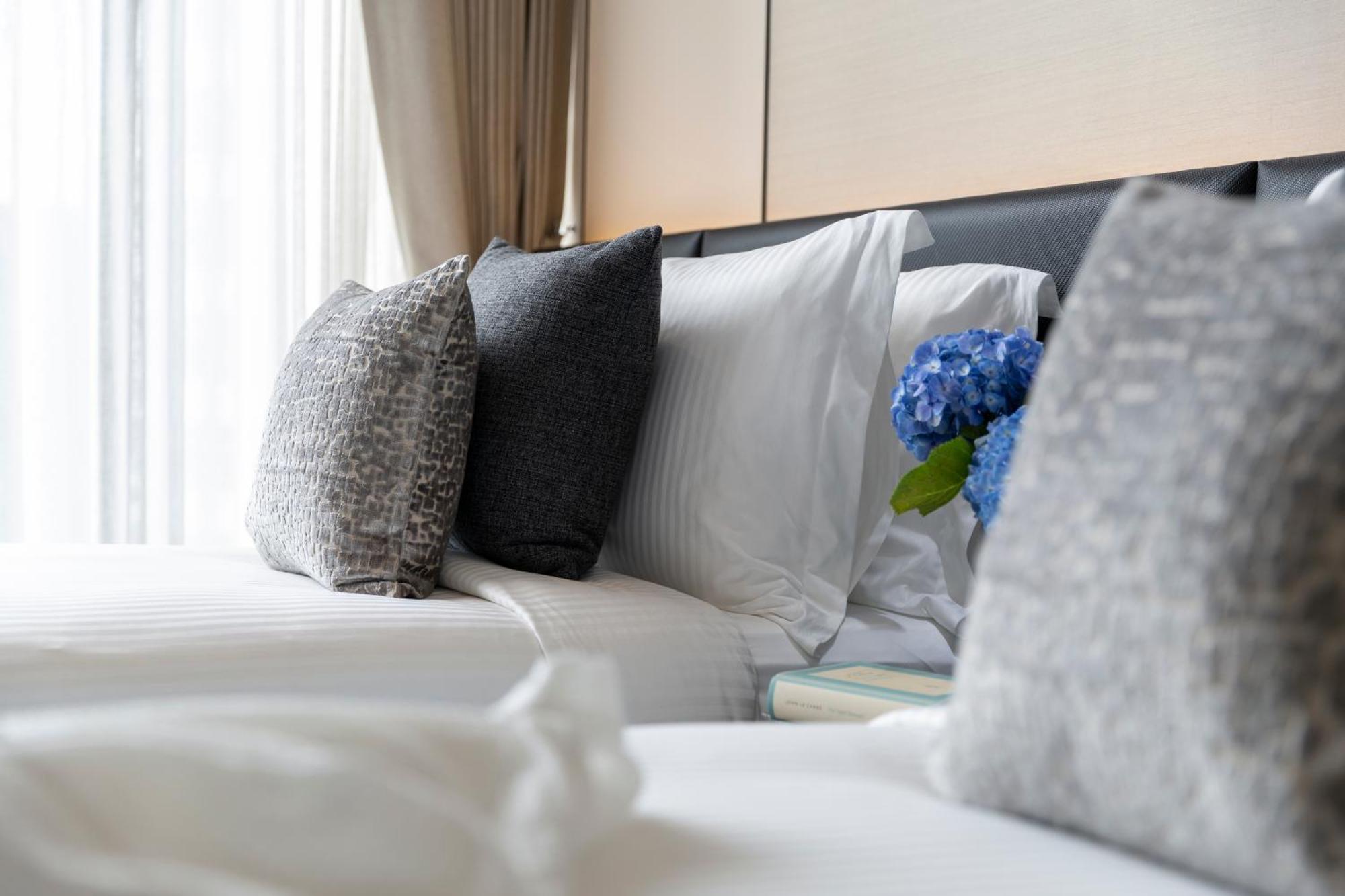 Ascott Thonglor Bangkok Otel Dış mekan fotoğraf A bed with pillows